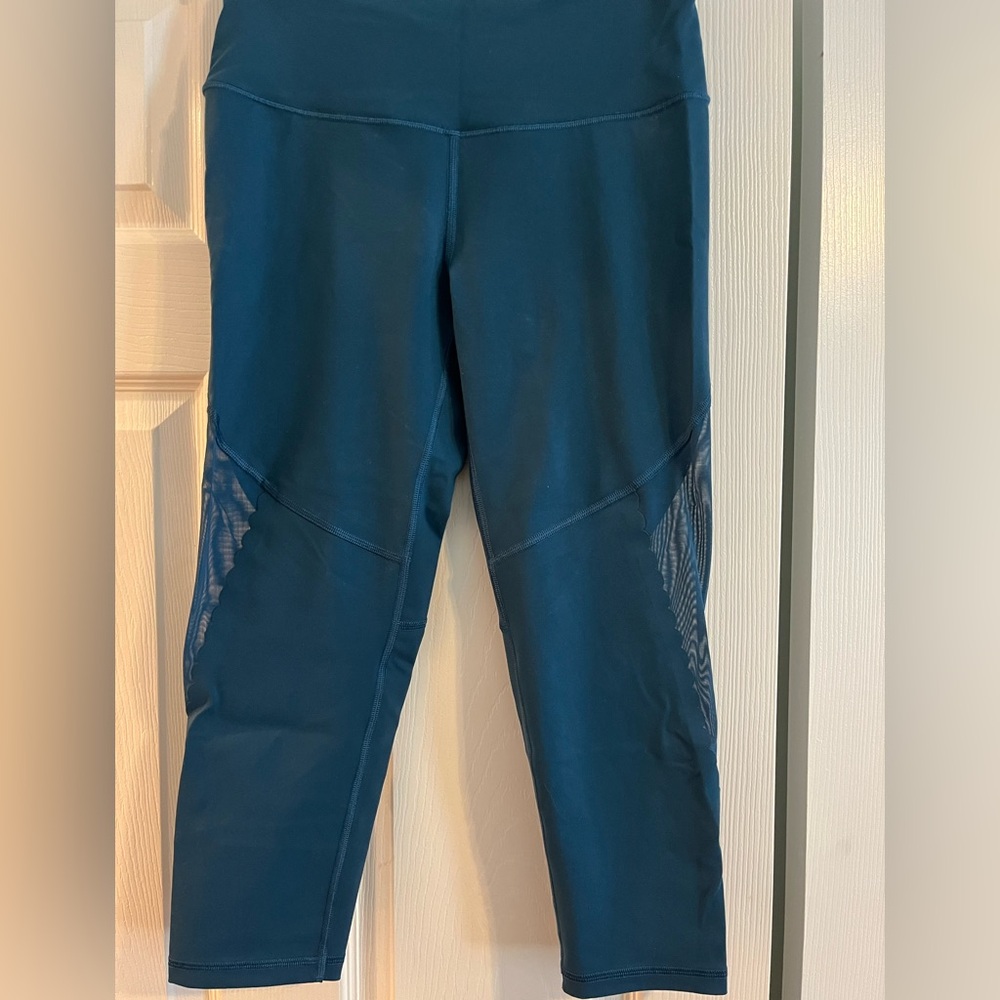 Victoria’s Secret Capri Leggings 💙